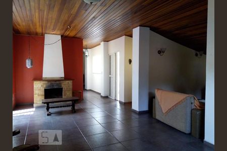 Casa à venda com 250m², 6 quartos e 4 vagas Casa à venda com 250m², 6 quartos e 4 vagasLareira