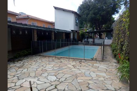 Casa à venda com 250m², 6 quartos e 4 vagas Casa à venda com 250m², 6 quartos e 4 vagasPiscina
