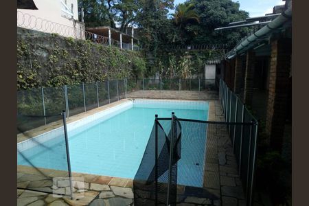 Casa à venda com 250m², 6 quartos e 4 vagas Casa à venda com 250m², 6 quartos e 4 vagasPiscina