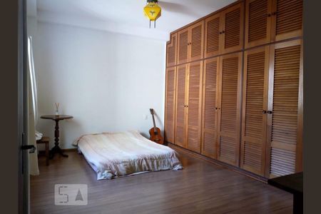 Casa à venda com 250m², 6 quartos e 4 vagas Casa à venda com 250m², 6 quartos e 4 vagasDormitório