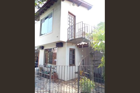 Casa à venda com 250m², 6 quartos e 4 vagas Casa à venda com 250m², 6 quartos e 4 vagasFachada