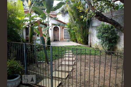 Casa à venda com 250m², 6 quartos e 4 vagas Casa à venda com 250m², 6 quartos e 4 vagasEntrada