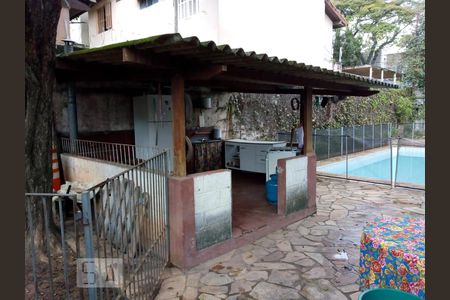 Casa à venda com 250m², 6 quartos e 4 vagas Casa à venda com 250m², 6 quartos e 4 vagasÁrea externa