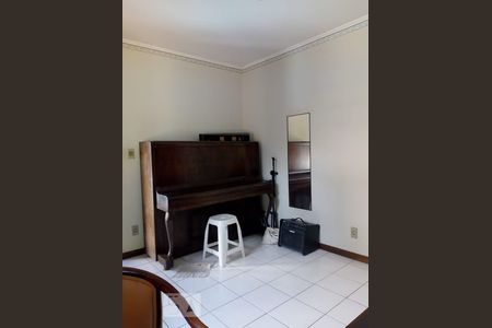 Casa à venda com 250m², 6 quartos e 4 vagas Casa à venda com 250m², 6 quartos e 4 vagasDetalhe