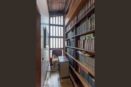 Casa para alugar com 850m², 4 quartos e 6 vagas Casa para alugar com 850m², 4 quartos e 6 vagasCorredor