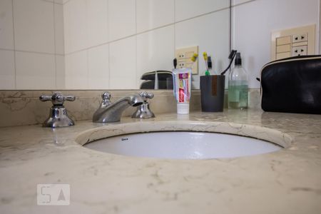 Apartamento para alugar com 103m², 2 quartos e 2 vagasBanheiro suíte detalhe