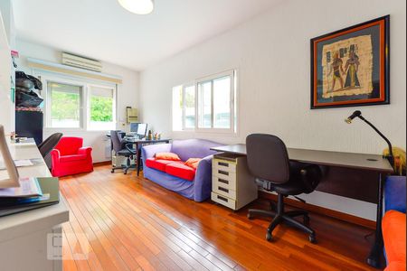 Casa à venda com 500m², 3 quartos e 4 vagas Casa à venda com 500m², 3 quartos e 4 vagasEscritório