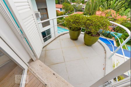 Casa à venda com 500m², 3 quartos e 4 vagas Casa à venda com 500m², 3 quartos e 4 vagasVaranda Suíte