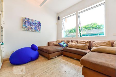 Sala TV de casa à venda com 3 quartos, 500m² em Vila Madalena, São Paulo