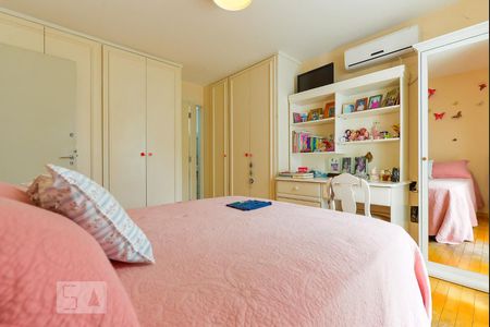 Casa à venda com 500m², 3 quartos e 4 vagas Casa à venda com 500m², 3 quartos e 4 vagasSuíte 1