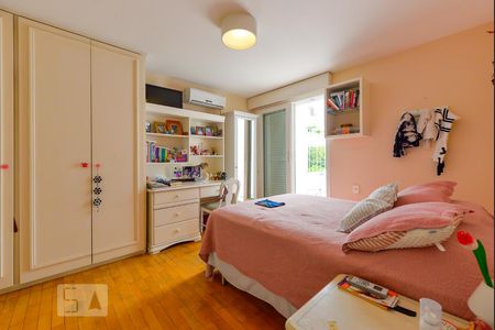 Casa à venda com 500m², 3 quartos e 4 vagas Casa à venda com 500m², 3 quartos e 4 vagasSuíte 1