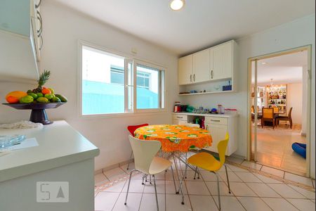 Casa à venda com 500m², 3 quartos e 4 vagas Casa à venda com 500m², 3 quartos e 4 vagasCopa