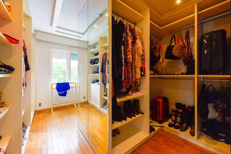 Casa à venda com 500m², 3 quartos e 4 vagas Casa à venda com 500m², 3 quartos e 4 vagasCloset Suíte 2