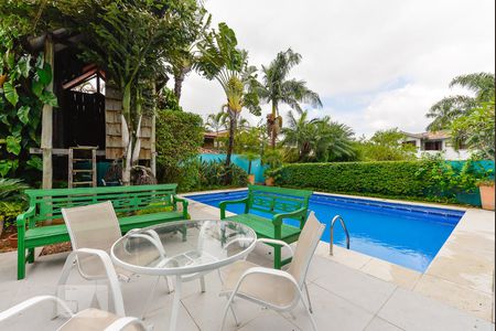 Casa à venda com 500m², 3 quartos e 4 vagas Casa à venda com 500m², 3 quartos e 4 vagasPiscina