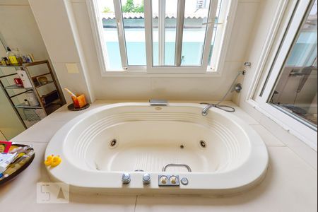 Casa à venda com 500m², 3 quartos e 4 vagas Casa à venda com 500m², 3 quartos e 4 vagasBanheiro Suíte 2