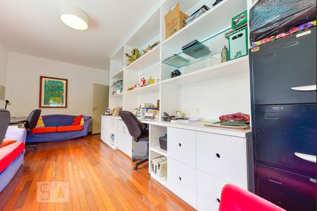 Casa à venda com 500m², 3 quartos e 4 vagas Casa à venda com 500m², 3 quartos e 4 vagasEscritório