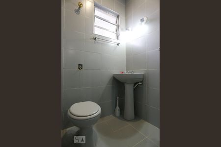 Casa para alugar com 245m², 3 quartos e 2 vagasBanheiro 