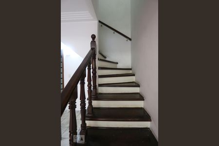 Casa para alugar com 245m², 3 quartos e 2 vagasEscadas de acesso aos quartos