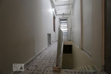 Casa para alugar com 245m², 3 quartos e 2 vagasEscadas de acesso ao salão de festas e piscina