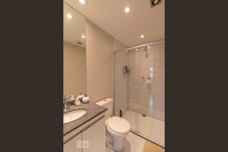Banheiro de apartamento à venda com 2 quartos, 67m² em Santo Amaro, São Paulo