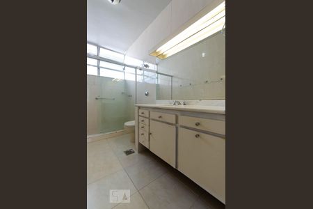 Banheiro da suite de apartamento para alugar com 3 quartos, 124m² em Ipanema, Rio de Janeiro