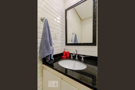 Apartamento à venda com 74m², 2 quartos e 2 vagas Apartamento à venda com 74m², 2 quartos e 2 vagasBanheiro da suíte