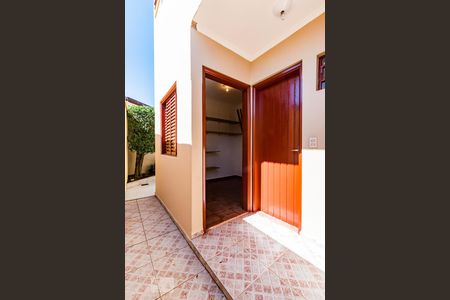 Casa à venda com 240m², 4 quartos e 4 vagasLateral Esquerda