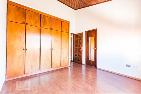 Casa à venda com 240m², 4 quartos e 4 vagasSuíte