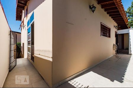 Casa à venda com 240m², 4 quartos e 4 vagasQuintal da Frente e Lateral Esquerda 