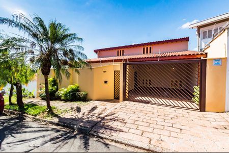 Casa à venda com 240m², 4 quartos e 4 vagasFachada