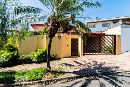 Casa à venda com 240m², 4 quartos e 4 vagasFachada
