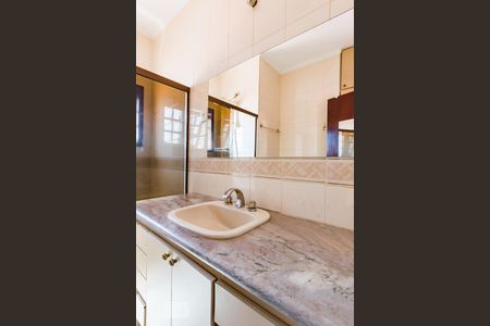 Casa à venda com 240m², 4 quartos e 4 vagasBanheiro