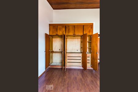 Casa à venda com 240m², 4 quartos e 4 vagasSuíte