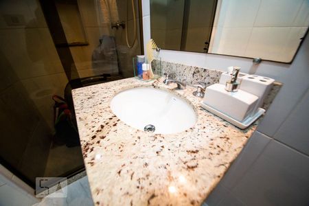 Banheiro da suíte de apartamento à venda com 2 quartos, 70m² em Santa Rosa, Niterói