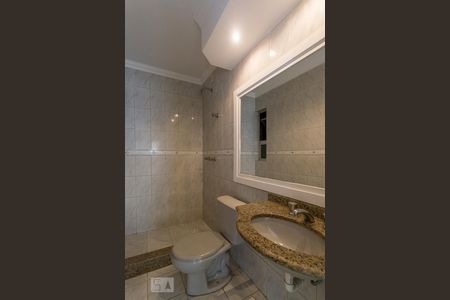 Banheiro da suíte de apartamento para alugar com 3 quartos, 70m² em São Sebastião, Porto Alegre