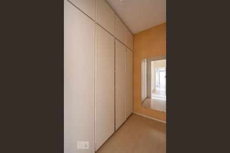 Apartamento para alugar com 222m², 4 quartos e 3 vagas Apartamento para alugar com 222m², 4 quartos e 3 vagasCloset da Suíte