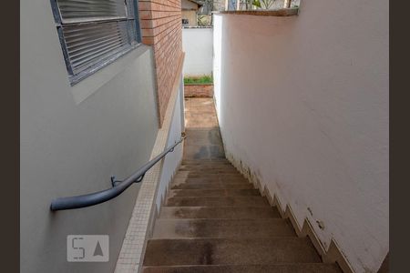 Casa à venda com 300m², 4 quartos e 2 vagas Casa à venda com 300m², 4 quartos e 2 vagasEscada Área Externa