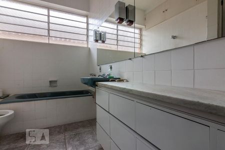 Casa à venda com 300m², 4 quartos e 2 vagas Casa à venda com 300m², 4 quartos e 2 vagasBanheiro Social