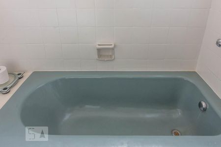 Casa à venda com 300m², 4 quartos e 2 vagas Casa à venda com 300m², 4 quartos e 2 vagasBanheira Banheiro Social