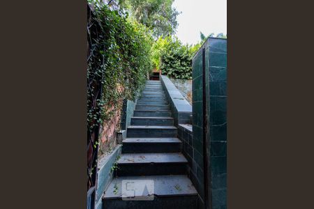 Casa para alugar com 800m², 4 quartos e 4 vagasEscadas Piscina