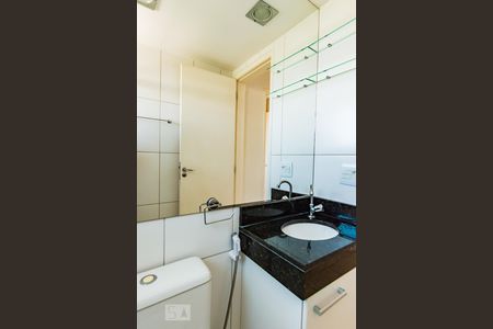 Banheiro de apartamento à venda com 2 quartos, 49m² em Parque Rural Fazenda Santa Cândida, Campinas