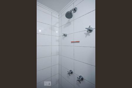 Apartamento para alugar com 124m², 2 quartos e 2 vagas Apartamento para alugar com 124m², 2 quartos e 2 vagasChuveiro do banheiro da suíte