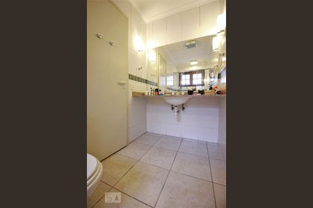 Casa de condomínio para alugar com 240m², 3 quartos e 3 vagasBanheiro da suíte 3