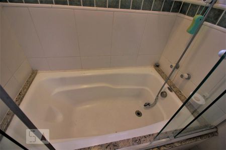 Casa de condomínio para alugar com 240m², 3 quartos e 3 vagasBanheiro