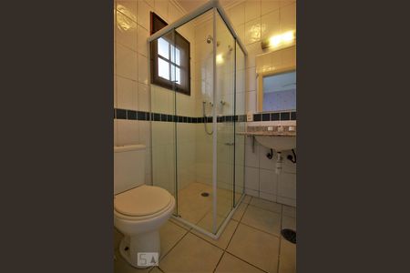 Banheiro da suíte 1 de casa de condomínio para alugar com 3 quartos, 240m² em Vila Tramontano, São Paulo