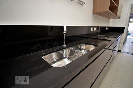 Casa de condomínio para alugar com 240m², 3 quartos e 3 vagasPia