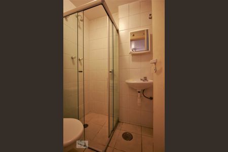 Casa de condomínio para alugar com 240m², 3 quartos e 3 vagasBanheiro de serviço