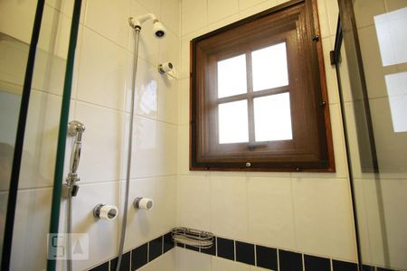 Casa de condomínio para alugar com 240m², 3 quartos e 3 vagasChuveiro