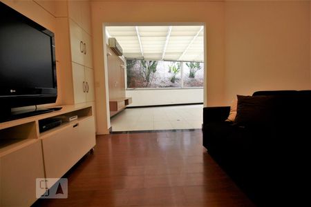 Casa de condomínio para alugar com 240m², 3 quartos e 3 vagasSala de tv