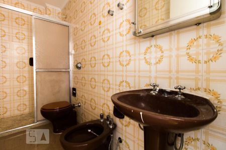 Banheiro de apartamento para alugar com 1 quarto, 48m² em Floresta, Porto Alegre